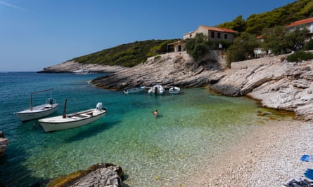 Crystal clear Mala Travna beach on island Vis, Dalmatia, Croatia2AF24AR Crystal clear Mala Travna beach on island Vis, Dalmatia, Croatia