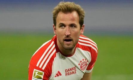 Harry Kane, wearing a shirt with the message ‘Danke Franz’ on the chest.