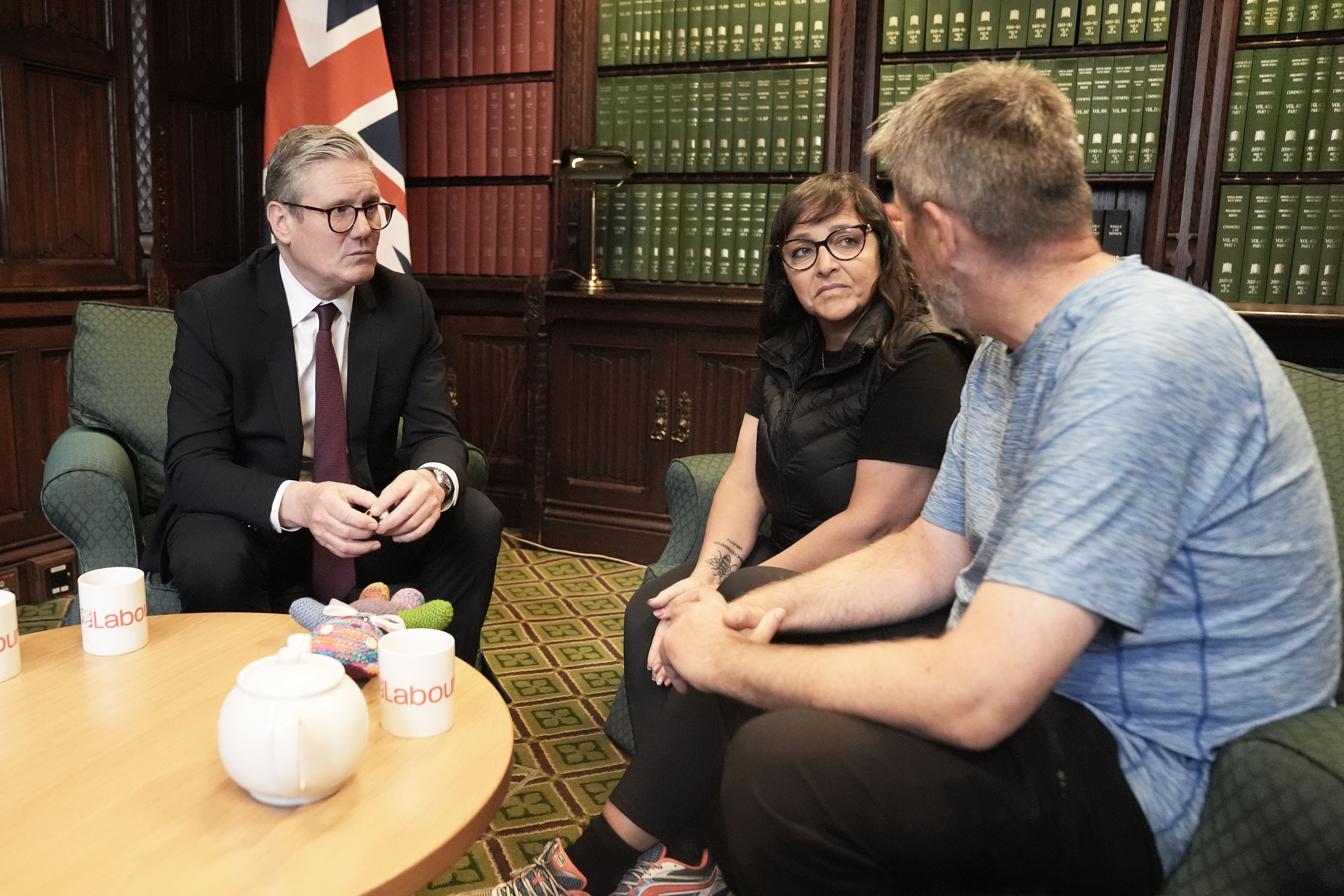 Figen Murray and her husband Stuart speaking to Sir Keir Starmer (Stefan Rousseau/PA)