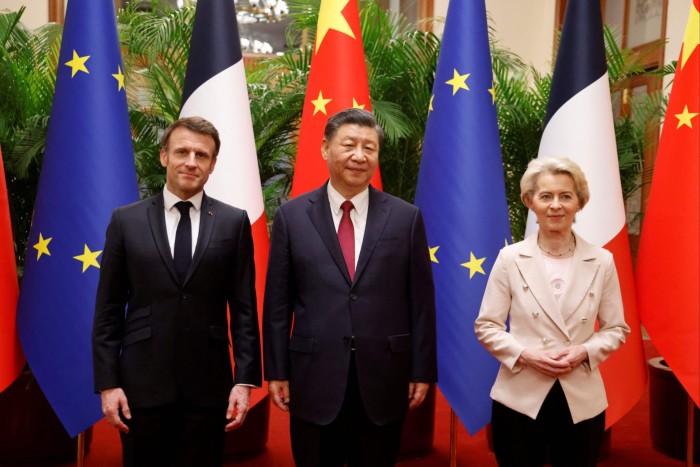 The three leaders in front of Chinese, French and EU flags