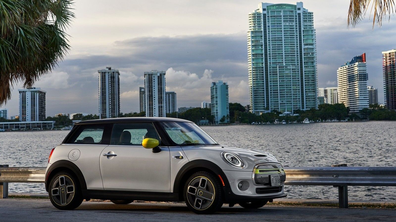 Mini Cooper SE Electric-side view