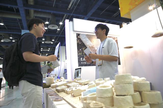 An official and a visitor converse at the Agri  Food Tech Start-up Rising Expo 2024 AFRO 2024 held at COEX in Seoul on July 25 2024 AJU PRESS Han Jun-gu