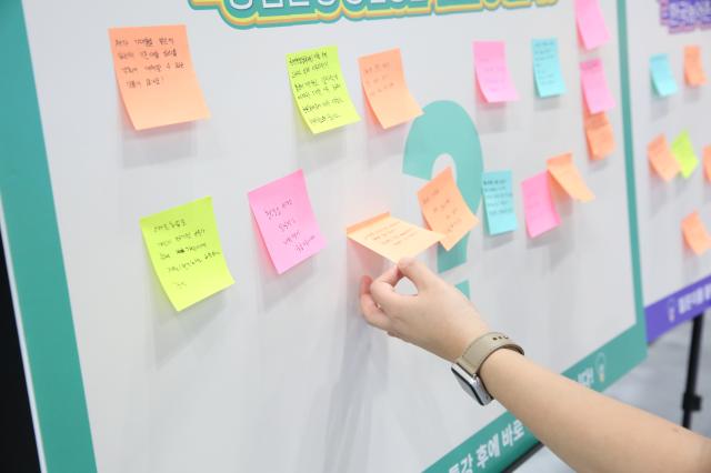 A visitor sticks a post-it note with a question to ask at the QA concert at the Agri  Food Tech Start-up Rising Expo 2024 AFRO 2024 held at COEX in Seoul on July 25 2024 AJU PRESS Han Jun-gu 