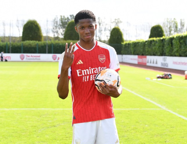 Chido Obi-Martin playing for Arsenal Under-18s