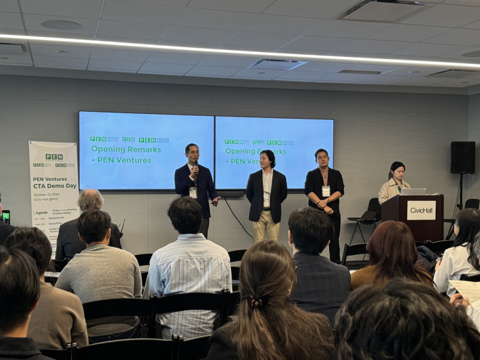 PEN　Ventures　founder　and　CEO　Song　Myoungsoo　(left,　standing)　delivers　opening　remarks　at　the　PEN　CTA　event　in　New　York