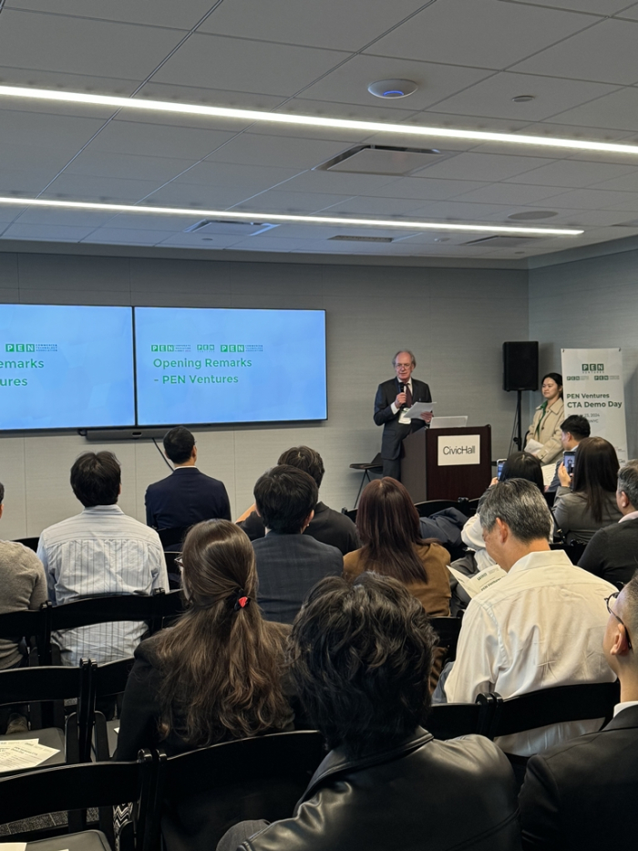 Korean　Society　CEO　Thomas　Byrne　(at　the　podium)　speaks　at　the　PEN　CTA　event　in　New　York