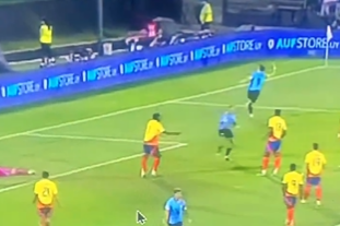 Darwin Nunez celebrated in front of Yerry Mina after Uruguay's late winner