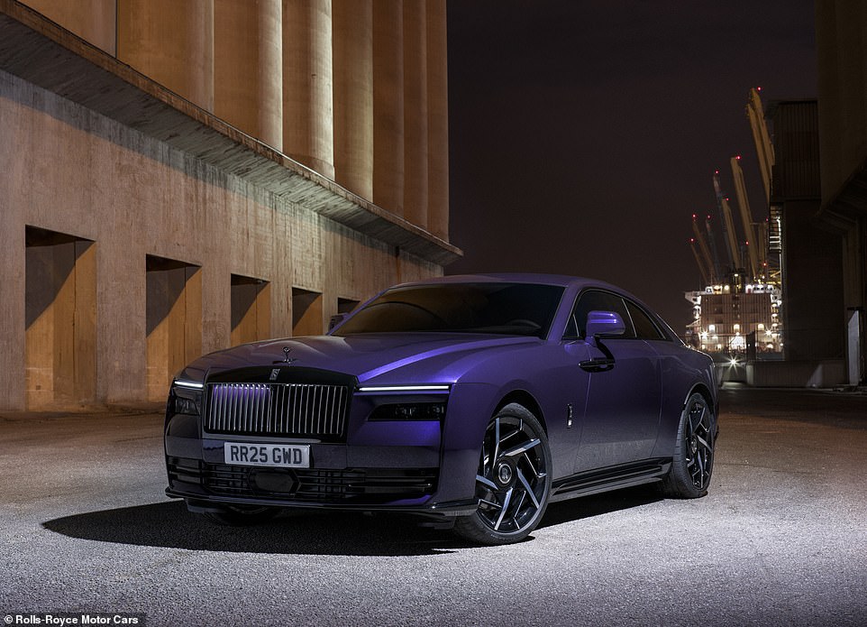 Under conditions of secrecy, they also made available to a select group of existing Rolls-Royce customer early prototypes of the new Black Badge Spectre to get and input their feedback ahead of the official launch of the production model