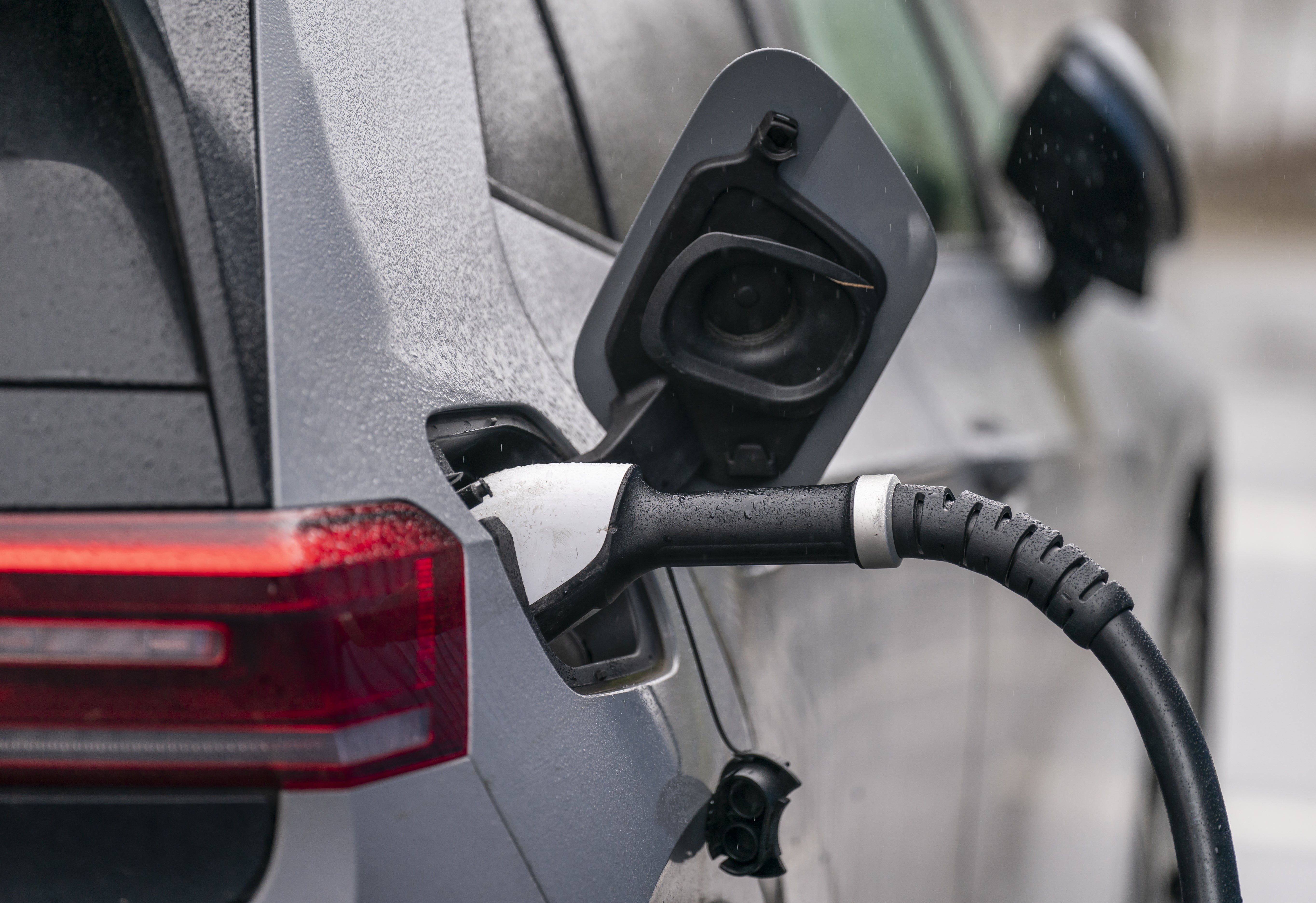 Motorists will save hundreds of pounds a year by running electric cars, the committee said