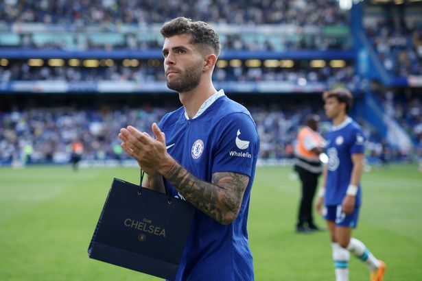 Christian Pulisic acknowledges the fans