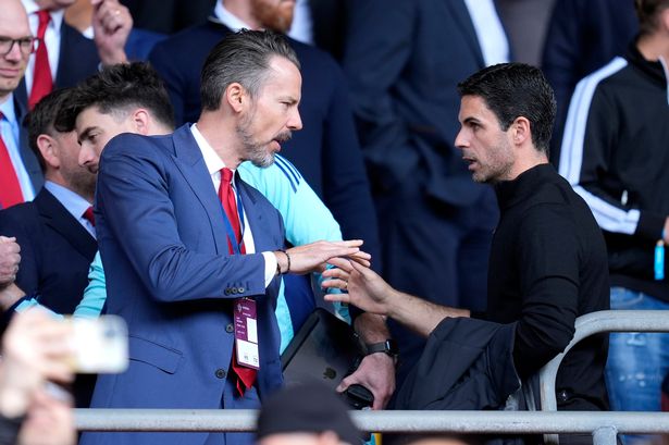 Josh Kroenke speaking with Mikel Arteta