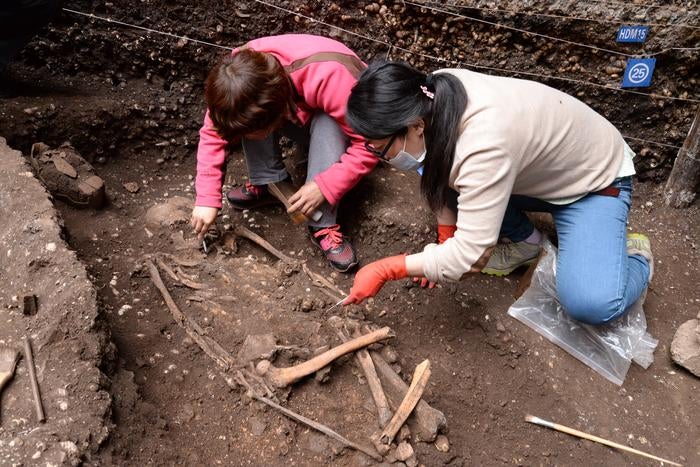 Human skeleton found in Tomb M7 at the Xingyi site